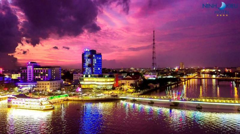 Khung cảnh tươi đẹp ở bến Ninh Kiều