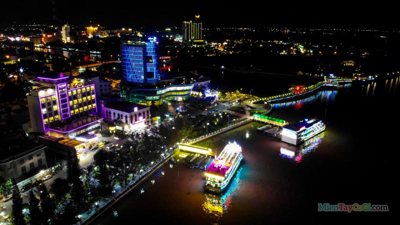 Bến Ninh Kiều là điểm đến lí tưởng để các cặp đôi có thể đi dạo ngày Valentine