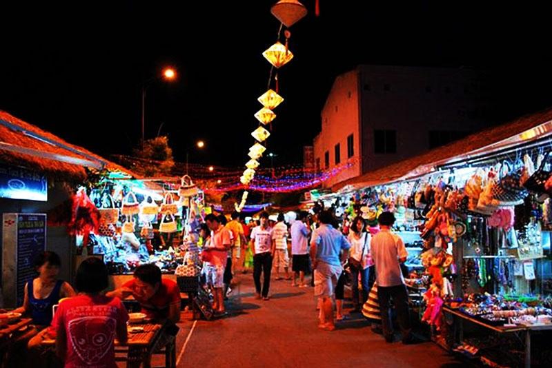 Nhiều du khách mua hàng hóa