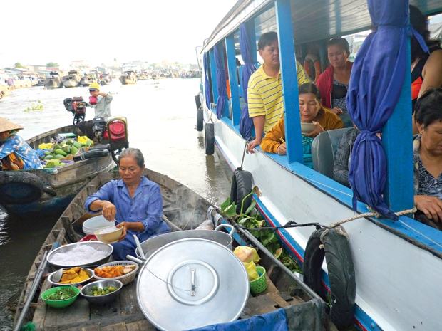 Khách du lịch thập phương đổ về chợ từ lúc rạng sáng để mong cảm nhận được sự khác biệt của cảnh họp chợ trên sông.