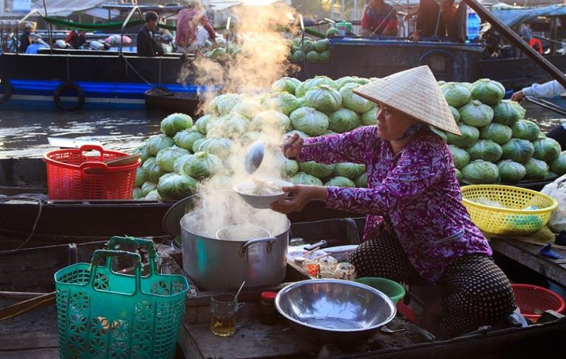 Một gánh hàng ở chợ nổi