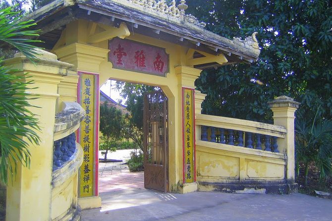 Cổng vào chùa Nhã Nam