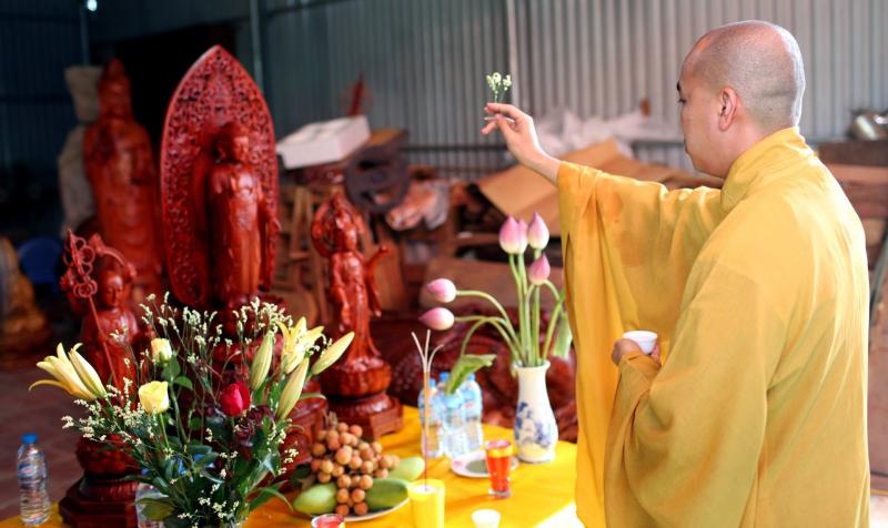 Thông qua danh hiệu và tượng Phật Quan Thế Âm Bồ Tát mỗi người được khai mở ánh sáng từ bi hướng thiện, do đó được gọi là khai quang