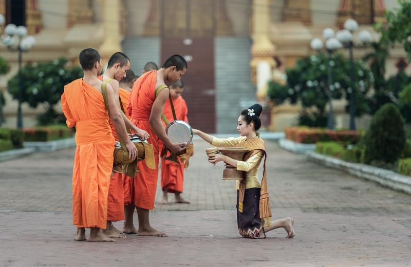 Điều kiện thiết yếu để nhiếp hóa chúng sanh không gì hơn là người xuất gia phải có đức hạnh cao tột. Tướng tự tâm sanh. Cái tâm bên trong có hiền thiện cao quý thì mới hiển lộ ra ngoài bằng cái gọi là “oai đức”