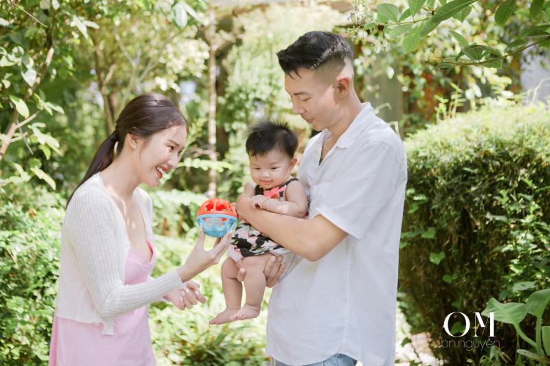 Ảnh gia đình rất dễ thương được chụp bởi À ƠI Studio