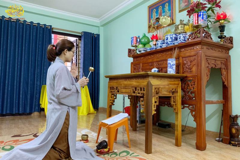 Tụng kinh tại nhà mà giữ giới thanh tịnh, phước đức vô cùng lớn. Ngay khi bạn chuẩn bị khai kinh, vô lượng chúng sanh và quỷ thần đều tụ hội